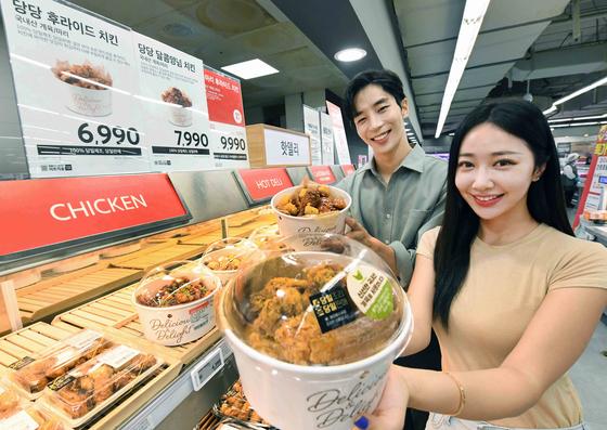 Models show Homeplus fried chicken, sold for 6,990 won. [HOMEPLUS]