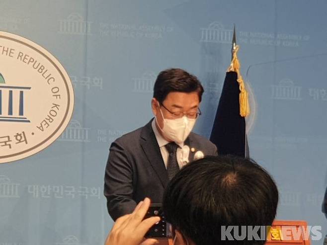 김성원 국민의힘 의원이 12일 국회 소통관에서 기자회견을 열고 대국민 사과를 했다.   사진=안소현 기자