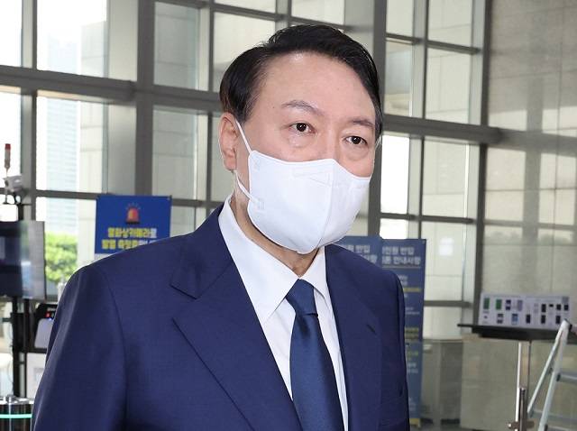 윤석열 대통령이 12일 오전 서울 용산 대통령실 청사로 출근하며 취재진의 질문에 답하고 있다. 연합뉴스