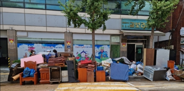 서울 관악구 갈보리교회가 건물 밖으로 꺼내 놓은 침수피해 물품들. 갈보리교회 제공