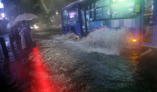 폭우가 내린 8일 밤 서울 강북의 한 도로가 물에 잠겨 있다. 연합뉴스