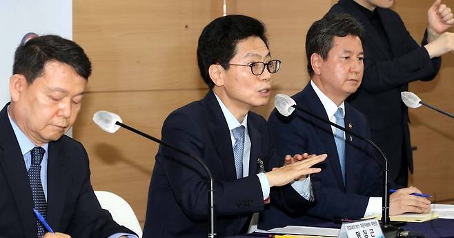 왼쪽부터 행안부 '경찰 제도개선 자문위원회' 윤석대 자문위원. 공동 위원장인 황정근 변호사, 한창섭 행정안전부 차관. / 사진 = 매일경제