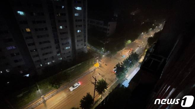 (서울=뉴스1) 김진환 기자 = 중부지방을 중심으로 폭우가 쏟아진 8일 밤 서울 관악구 일부 도로로 차량들이 아슬아슬하게 운행하고 있다.   관악구 재난안전대책본부는 이날 오후 9시26분쯤 "도림천이 범람하고 있으니 저지대 주민께서는 신속히 안전한 곳으로 대피해 주시기 바란다"며 "현재 호우 지속으로 침수 위험이 있으니 주의해 주시길 바란다"고 밝혔다. 2022.8.8/뉴스1  Copyright (C) 뉴스1. All rights reserved. 무단 전재 및 재배포 금지.