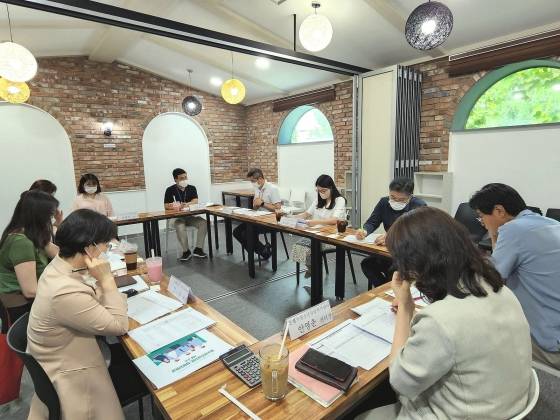 ▲청소년전문가 솔루션회의를 진행하고 있다./사진=은평구청 제공