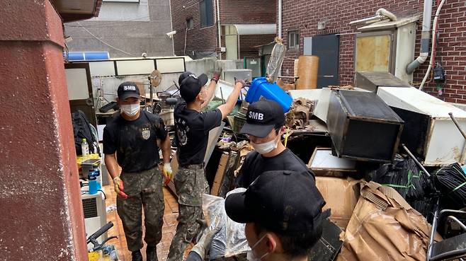 10일 서울 관악구 저지대 침수가옥에서 수방사 장병들이 수해 복구 지원 작업을 벌이고 있다./제공=육군