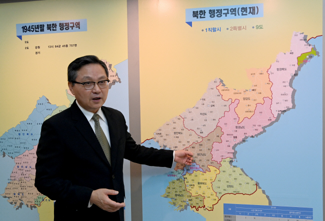 조명철 신임 평안남도지사가 지난 9일 서울 종로구 집무실에서 북한 지도를 가리키며 향후 계획을 설명하고 있다.  김호웅기자