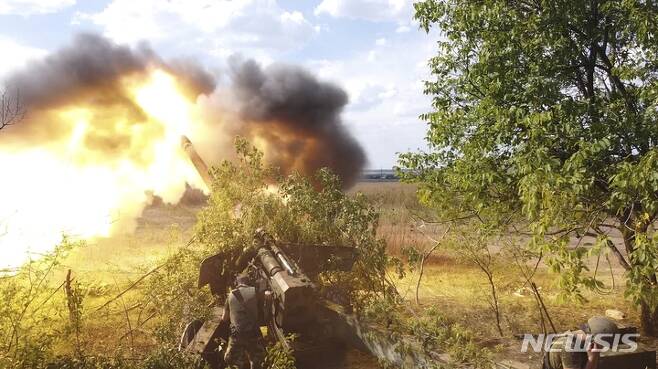 [야시누바타=AP/뉴시스] 10일(현지시간) 우크라이나 동부 야시누바타의 불특정 장소에서 도네츠크인민공화국(DPR) 소속 군인들이 우크라이나군을 향해 152㎜ 견인 곡사포를 쏘고 있다. 2022.08.11.