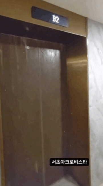 8일부터 온라인 공간에 퍼진 엘리베이터 침수 영상 갈무리. 서초동 아크로비스타 엘리베이터 영상이 아니었다. 