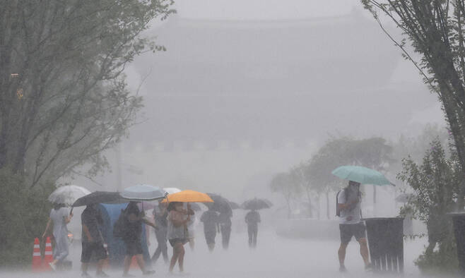지난 8일 서울 광화문광장에 폭우가 내리고 있다. 연합뉴스