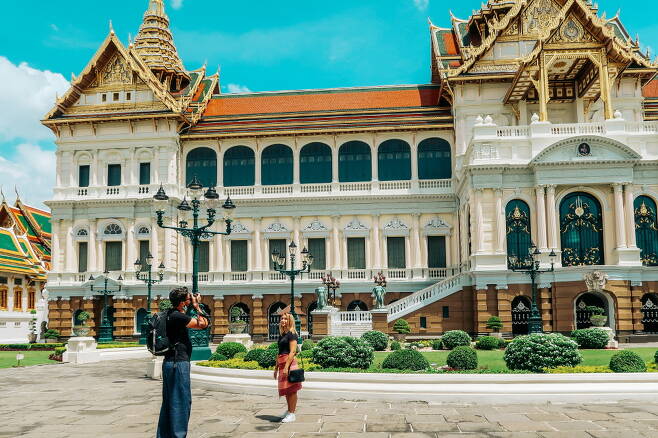 차크리 마하 쁘라삿. 서양 건축 양식 위에 태국 건축 양식을 얹어 '태국 모자를 쓴 서양인'이라는 별명으로 불리기도 한다