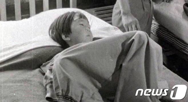 5‧18민주화운동기록관이 지난 2018년 공개한 영상 캡처. 1980년 5월 신원 모를 한 아이가 병원에서 치료 받는 모습. ⓒ News1DB