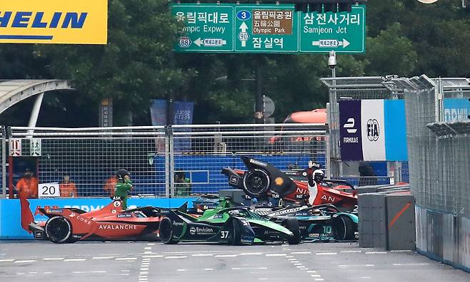 13일 서울 송파구 잠실종합운동장 일원에서 열린 포뮬러E 본선 경기에서 추돌 사고가 발생해 경기가 중단되고 있다. /뉴스1