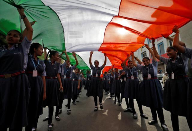 8일 인도 구자라트주 아마다바드에서 열린 독립 75주년 기념 행사에서 학생들이 대형 국기를 들고 행진하고 있다. 아마다바드=로이터 연합뉴스