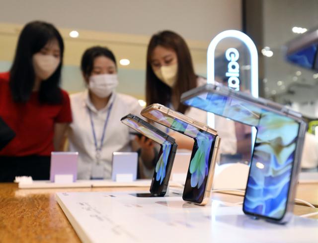 11일 서울 서초구 삼성 딜라이트숍에서 시민들이 삼성전자의 새로운 폴더블폰인 갤럭시Z플립4를 살펴보고 있다. 뉴스1