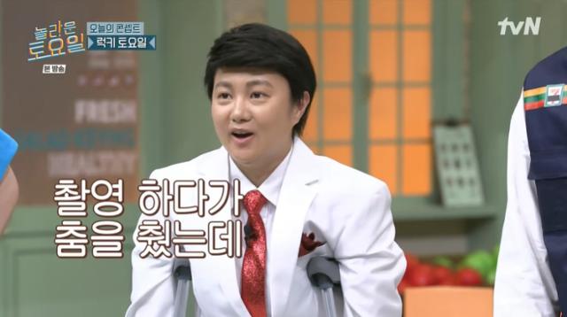 박나래가 목발을 짚은 채 '놀라운 토요일' 녹화에 참여했다. 그와 호흡을 맞추고 있는 출연진은 안타까움을 드러냈다. tvN 캡처