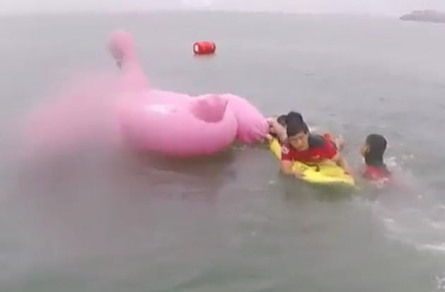 인천 을왕리해수욕장에서 튜브를 타고 표류하던 중학생이 구조됐다. /사진=인천 영종소방서, 연합뉴스