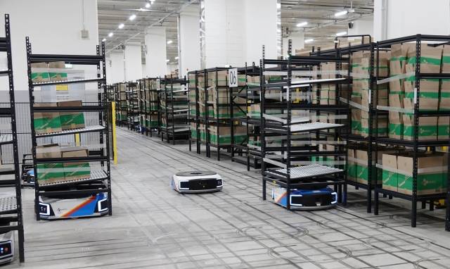 CJ대한통운이 풀필먼트센터에서 운영중인 첨단화·자동화 패키징 기술에 빅데이터 분석 역량을 결합하여 기술 수준을 업그레이드했다. 사진은 군포 풀필먼트센터의 AGV(고정노선 운송로봇)가 박스를 이송하는 모습. CJ대한통운 제공