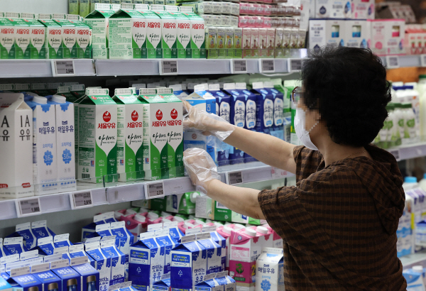 서울의 한 마트에서 시민이 우유를 구매하고 있다.[사진 출처 = 연합뉴스]