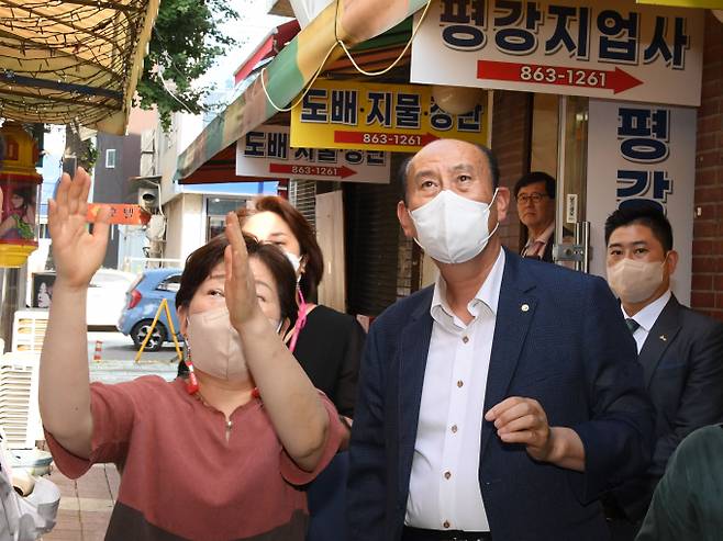 박형덕 동두천시장은 12일 동두천 최대 전통시장인 중앙시장을 방문해 오하순 상인회장을 비롯한 시장 상인들을 만나 현장의 목소리를 청취했다. / 사진제공=동두천시