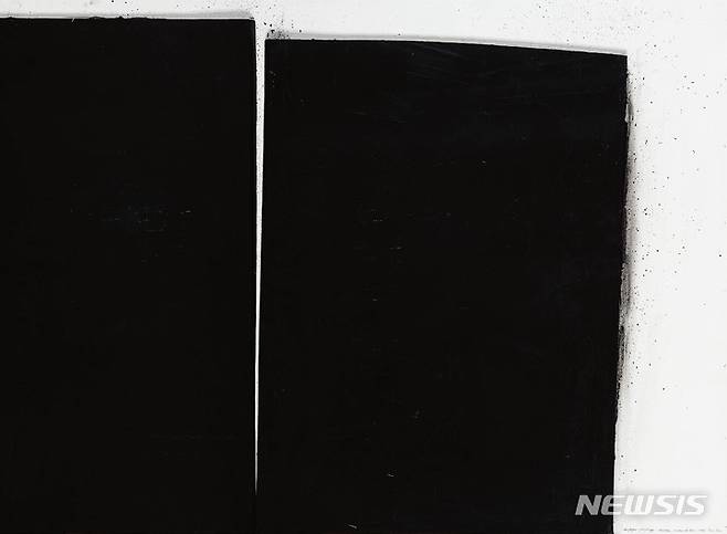 [서울=뉴시스]이배, 표면의 풍경-050396, charcoal on paper, 80×110cm, 1996, 추정가 5000만~8000만 원.