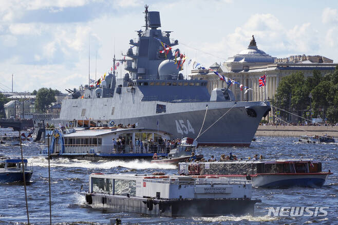 [상트페테르부르크=AP/뉴시스] 7월 31일(현지시간) 러시아 상트페테르부르크에서 러시아 해군의 날 기념 행사가 열려 네바강에 정박한 호위함 고르시코프 앞으로 유람선들이 지나고 있다. 2022.08.01.