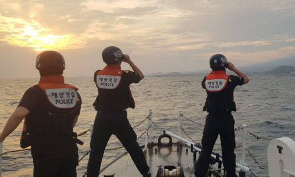 12일 제주해양경찰서가 제주시 애월읍 한담해변 부근 해상에서 지난 11일 물놀이 중 실종된 20대 관광객을 찾는 수색작업을 하고 있다. 제주해경 제공