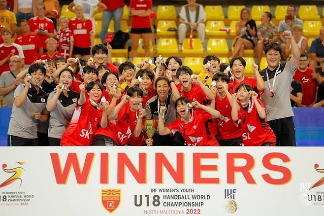 한국 선수단이 지난 11일 북마케도니아 스코페에서 열린 제9회 세계여자 청소년핸드볼선수권대회 우승 후 환호하고 있다. 국제핸드볼연맹 제공