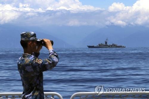 대만근처까지 접근한 군함서 대만쪽 바라보는 중국 병사 [신화=연합뉴스 자료사진]