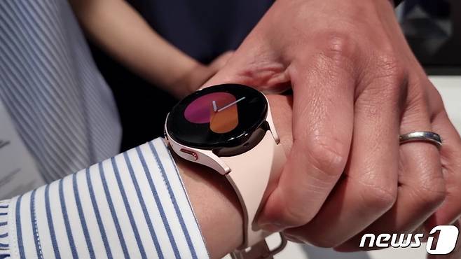 미국 뉴욕 갤럭시 제품 체험관에서 갤럭시워치5를 손목에 찬 모습. .2022.08.10. 오현주 기자