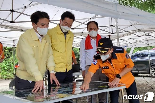 14일 오전 원주 부론면 섬강 일대에서 집중호우로 실종된 노부부 수색 현장을 찾은 김진태 도지사가 소방당국의 브리핑을 듣고 있다.(강원도소방본부 제공)
