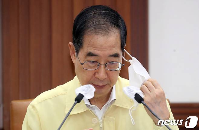 한덕수 국무총리가 12일 서울 종로구 세종대로 정부서울청사에서 열린 집중호우 대처상황 점검회의 및 코로나19 중대본회의에서 모두발언을 하기 위해 마스크를 벗고 있다. 2022.8.12/뉴스1 ⓒ News1 김명섭 기자