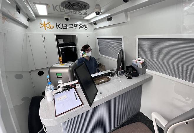 지난 10일 'KB 시니어 라운지'에서 강금자 연신내종합금융센터 계장이 업무를 보고 있다. /김수정 기자