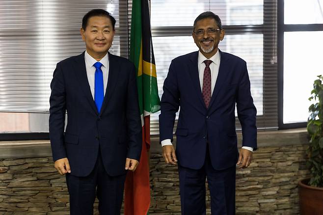 한종희 삼성전자 DX(디바이스경험)부문장 부회장(왼쪽)이 11일(현지시각) 남아프리카공화국 행정수도 프리토리아에서 이브라힘 파텔 통상산업부장관을 만나 2030 부산세계박람회 유치 활동을 지원한 뒤 기념촬영을 하고 있다. /삼성전자