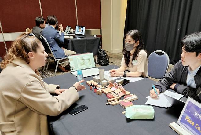 지난 11일 호주 노보텔 시드니 올림픽파크 호텔에서 열린 B2B 상담회에서 우리 기업들과 현지 바이어가 상담을 진행하고 있다. /한국무역협회 제공
