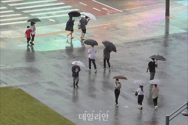 서울 세종대로 광화문 일대에서 우산을 쓴 시민들이 길을 지나고 있다.ⓒ데일리안DB