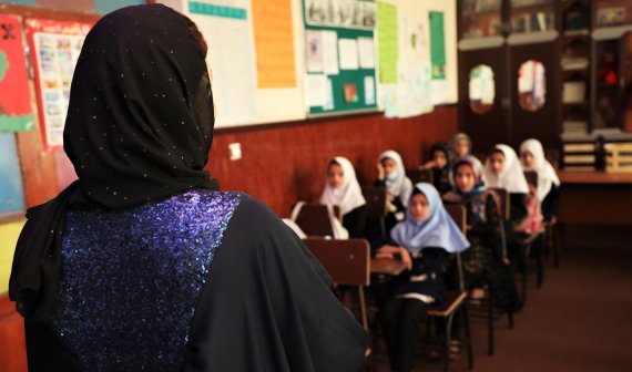 월드비전의 지원으로 여성선생님이 여아들에게 교실에서 수업을 진행하고 있다 /사진=월드비전