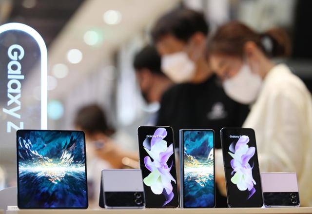 삼성전자가 10일(현지시간) '삼성 갤럭시 언팩 2022'에서 차세대 폴더블 스마트폰인 '갤럭시Z플립4'와 '갤럭시Z폴드4'를 공개했다. 11일 서울 서초구 삼성전자 딜라이트에 '갤럭시Z플립4'와 '갤럭시Z폴드4'가 전시돼 있다. 뉴시스