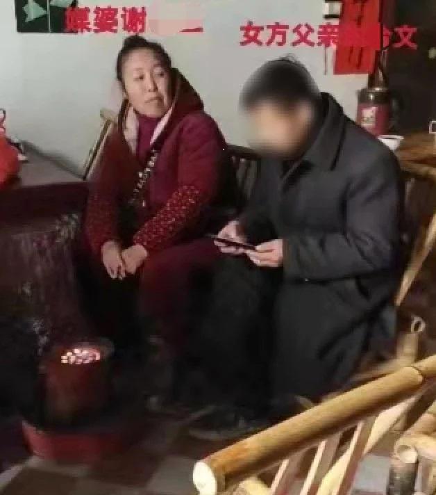 중국 경찰이 후난성 롄위안의 농부인 시에씨(오른쪽)를 최근 사기 혐의로 검찰에 송치했다. 경찰 조사 결과 그는 신부값을 챙기기 위해 지적장애가 있는 자신의 딸을 3차례 결혼시킨 것으로 드러났다. 소후뉴스 기사 화면 캡처
