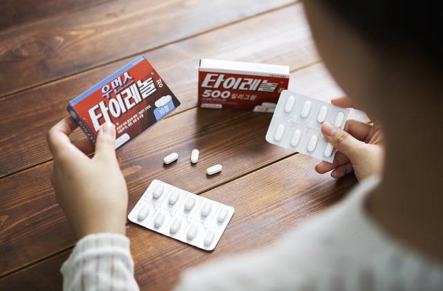 아세트아미노펜 처방약을 받을 수 없다면, 처방변경을 통해 비스테로이드성 소염진통제(NSAIDs) 또는 일반의약품 아세트아미노펜으로 대체할 수 있다. /신지호 헬스조선 기자
