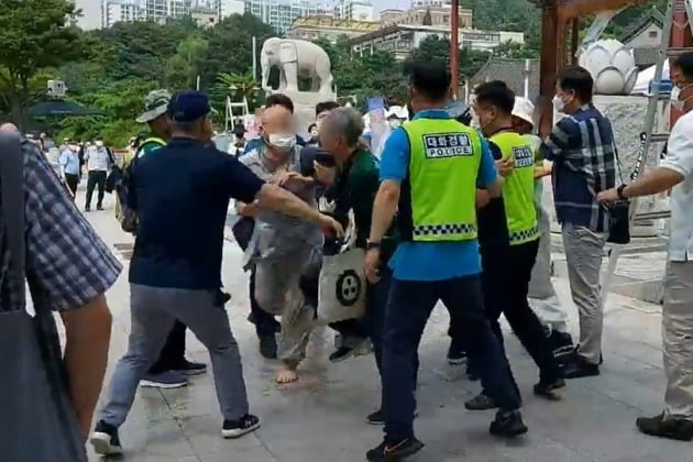 14일 서울 강남구 삼성동 봉은사 앞에서 승려 2명이 조계종 노조원을 폭행하는 사건이 발생했다. 사진=뉴스1