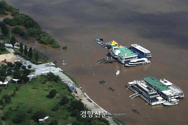 서울 등 수도권지역에 기록적인 폭우가 내린 지난10일 서울 여의도 한강공원이 물에 잠겨 있다. /성동훈 기자