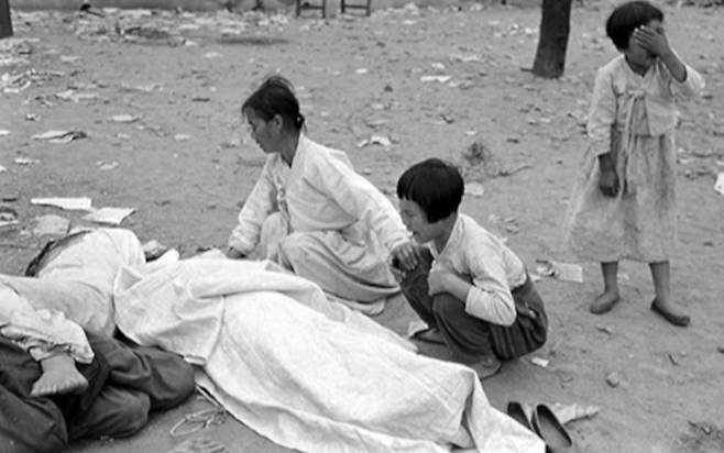 1948년 ‘여수·순천 10·19사건 ’ 당시 희생된 사람의 시신 앞에서 아이들이 울고 있다.  여수시 제공.
