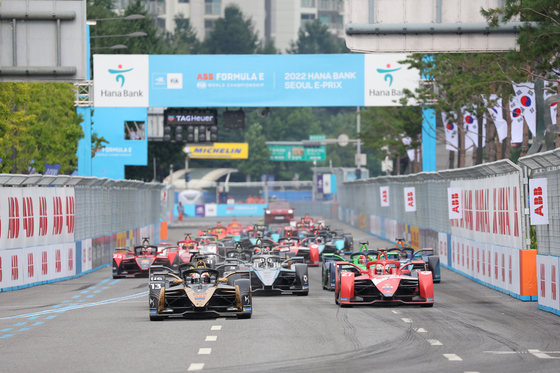 Formula E cars race off the starting line to begin the second race of the Hana Bank Seoul E-Prix in Jamsil, southern Seoul on Sunday. [YONHAP]