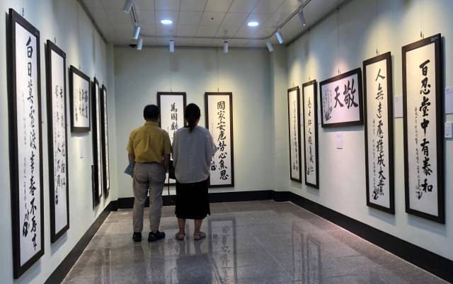 12일 안중근 장군 기념관에서 관람객들이 안 장군의 유묵 작품들을 바라보고 있다.