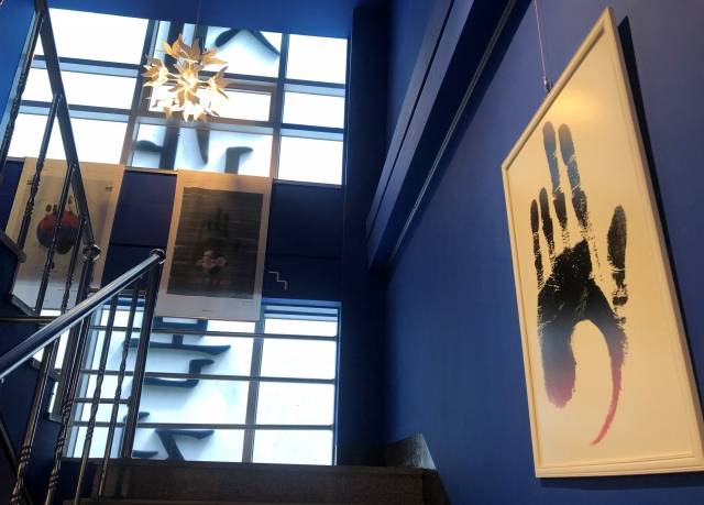 안중근 장군 기념관 계단에 걸린 전시품들.