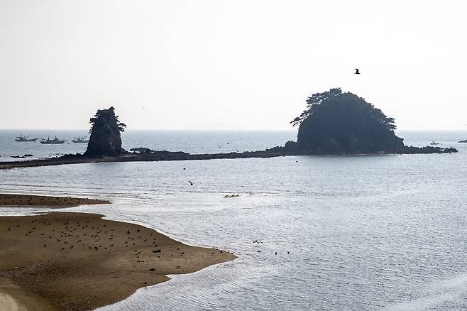 충남 태안 꽃지 할미·할아비 바위 / 사진 = 한국관광공사