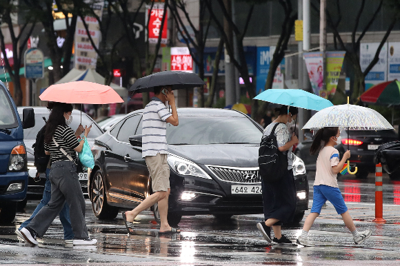 지난 11일 오후 대구지역에 비가 내리는 가운데 수성구 달구벌대로에서 우산을 쓴 시민들이 발걸음을 재촉하고 있다./사진=뉴스1
