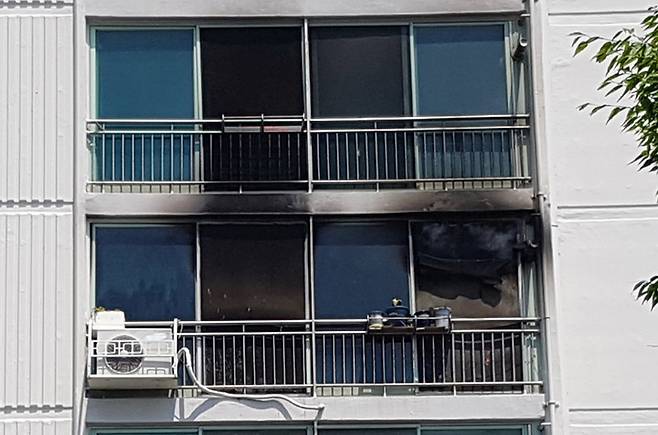 [부산=뉴시스] 14일 오전 부산 서구의 한 아파트 6층 A씨의 집에서 불이 났다. (사진=부산소방재난본부 제공) *재판매 및 DB 금지