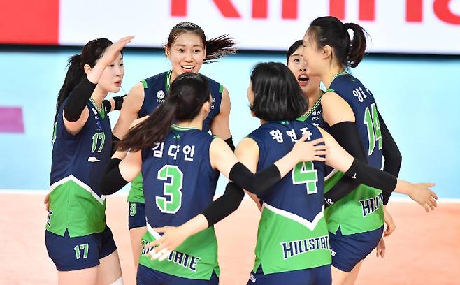 현대건설이 14일 전남 순천 팔마체육관에서 열린 2022 순천·도드람컵 프로배구대회 여자부 B조 조별리그 1차전에서 KGC인삼공사를 세트 스코어 3-0으로 완파했다. 사진은 득점 후 기뻐하는 현대건설 선수들. KOVO