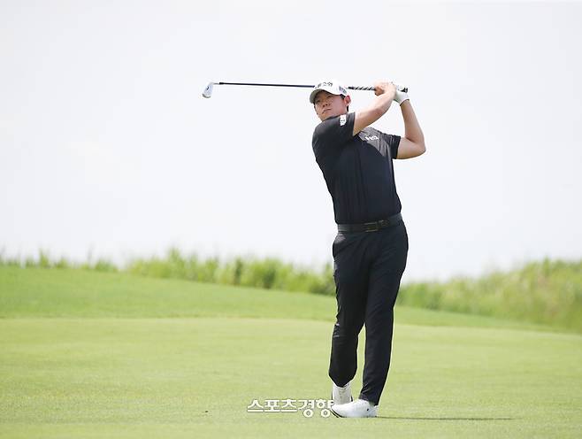신용구가 14일 전남 영암군 사우스링스 영암 카일 필립스 코스에서 열린 KPGA 코리안투어 우성종합건설 오픈 최종일 6번홀에서 세컨샷을 하고 있다. |KPGA 제공